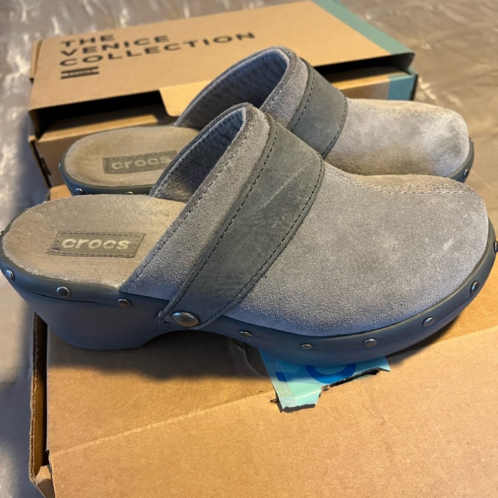 Size 7 grey crocs clogs